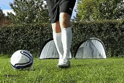 足球实战技巧-里瓦尔多式三角带球