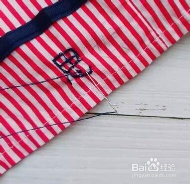 简单的给宝宝衣服上绣名字的步骤