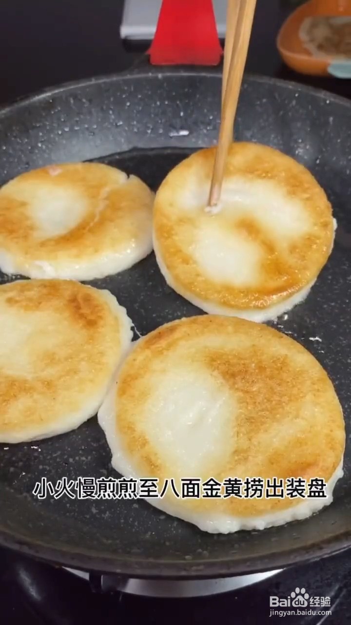 如何制作外酥里嫩的红糖糍粑?