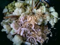 教大家肉丝豆干烧菜花的做法