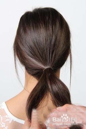 如何打造时尚扭转编发