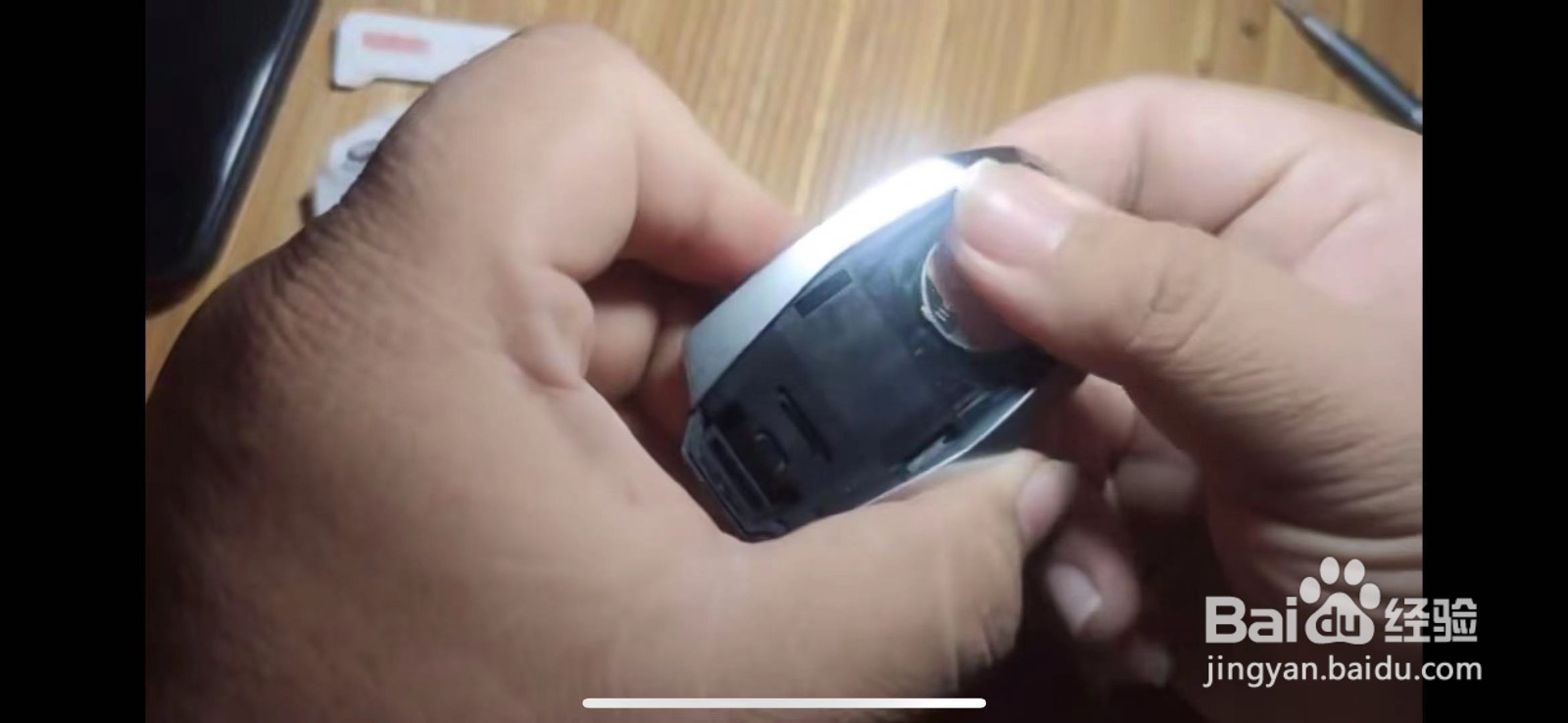 领克车钥匙电池怎么更换