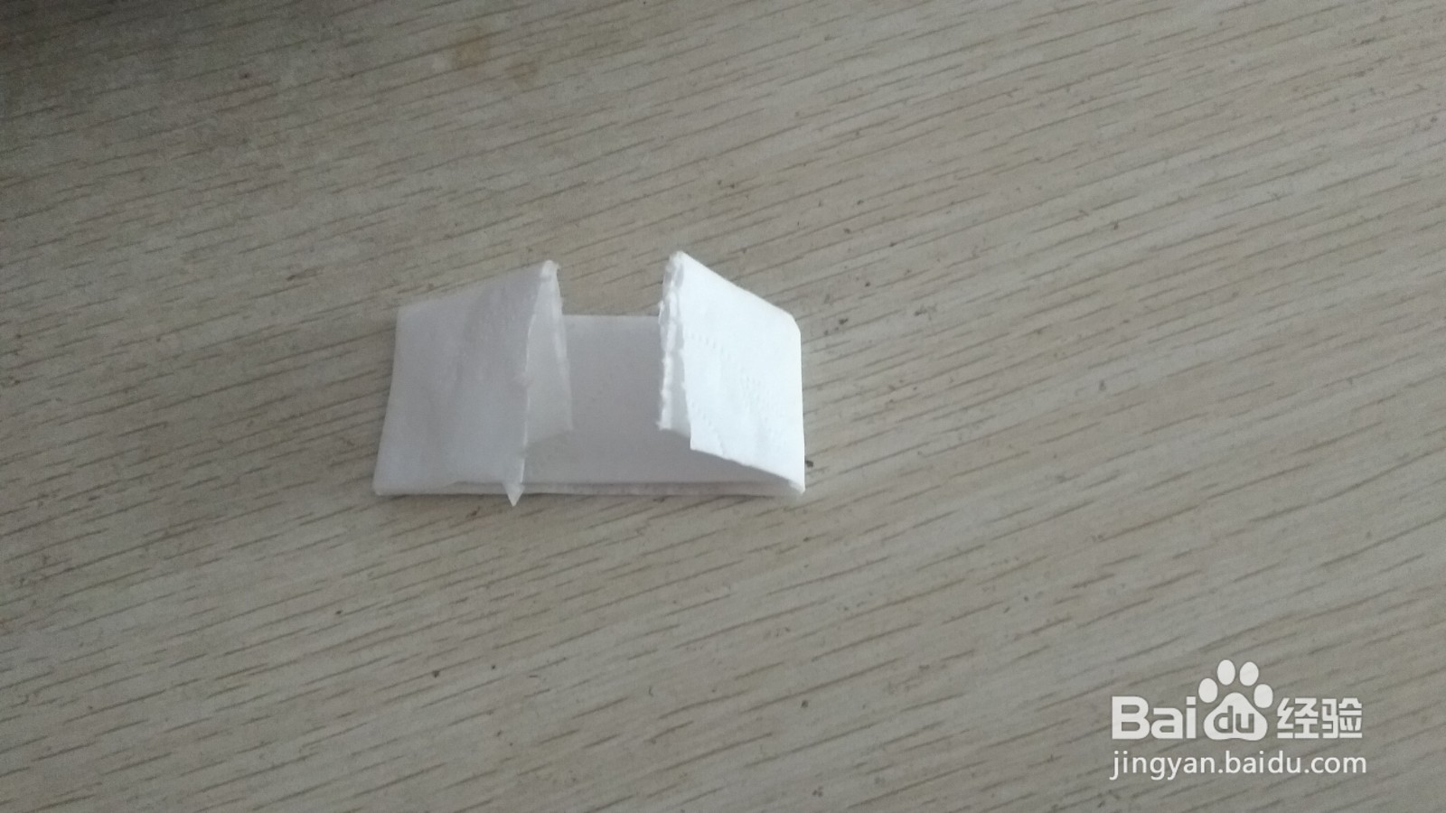 如何用一张长方形手纸做简易的中性笔的支架