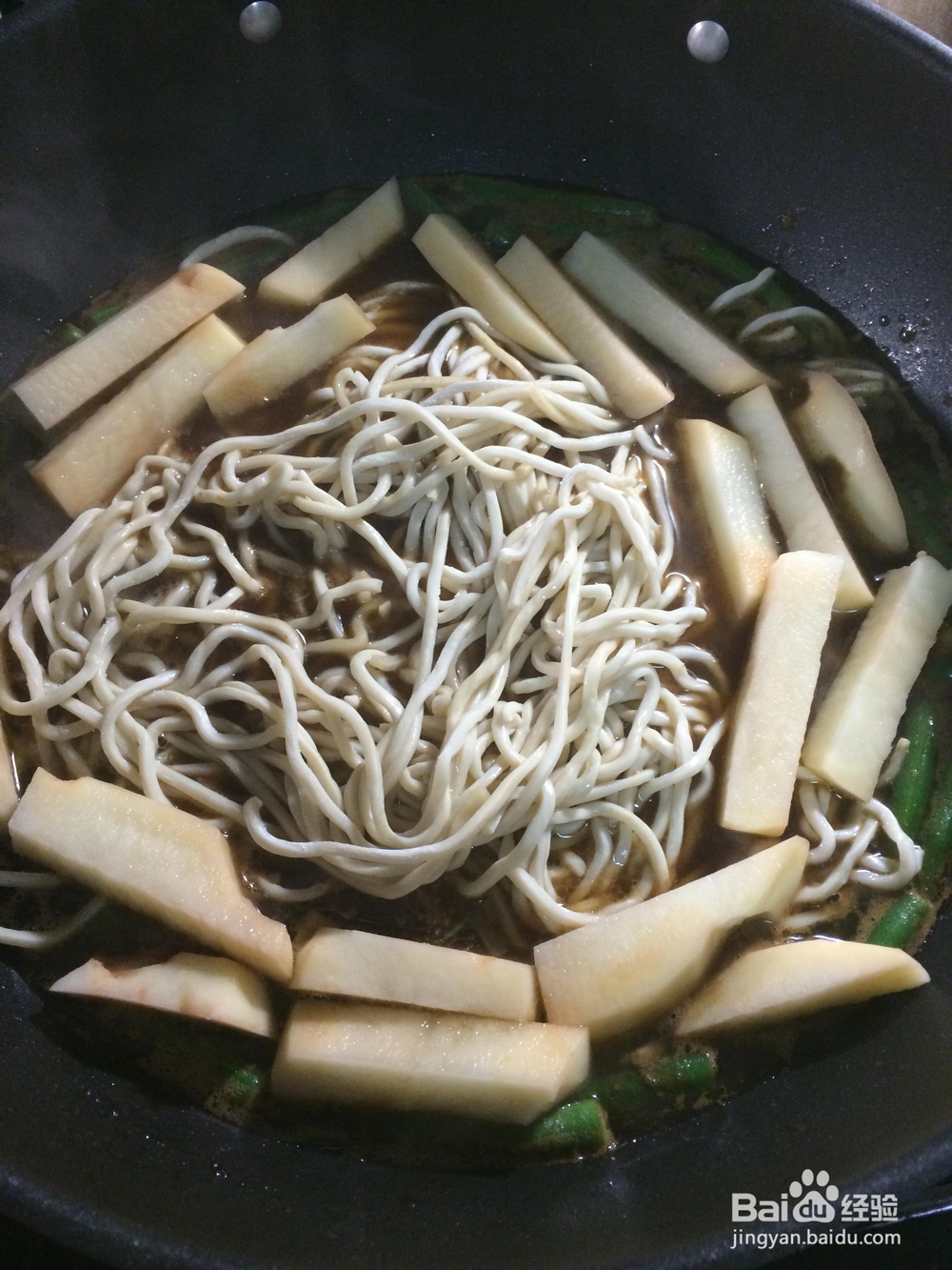 好想大快朵颐的五花肉豆角土豆焖面