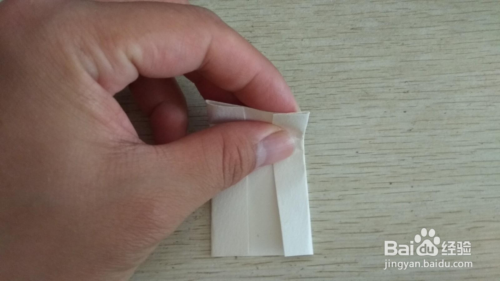 如何用一块正方形的纸做简易的中性笔的支架