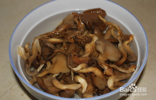 蘑菇炖兔腿的做法