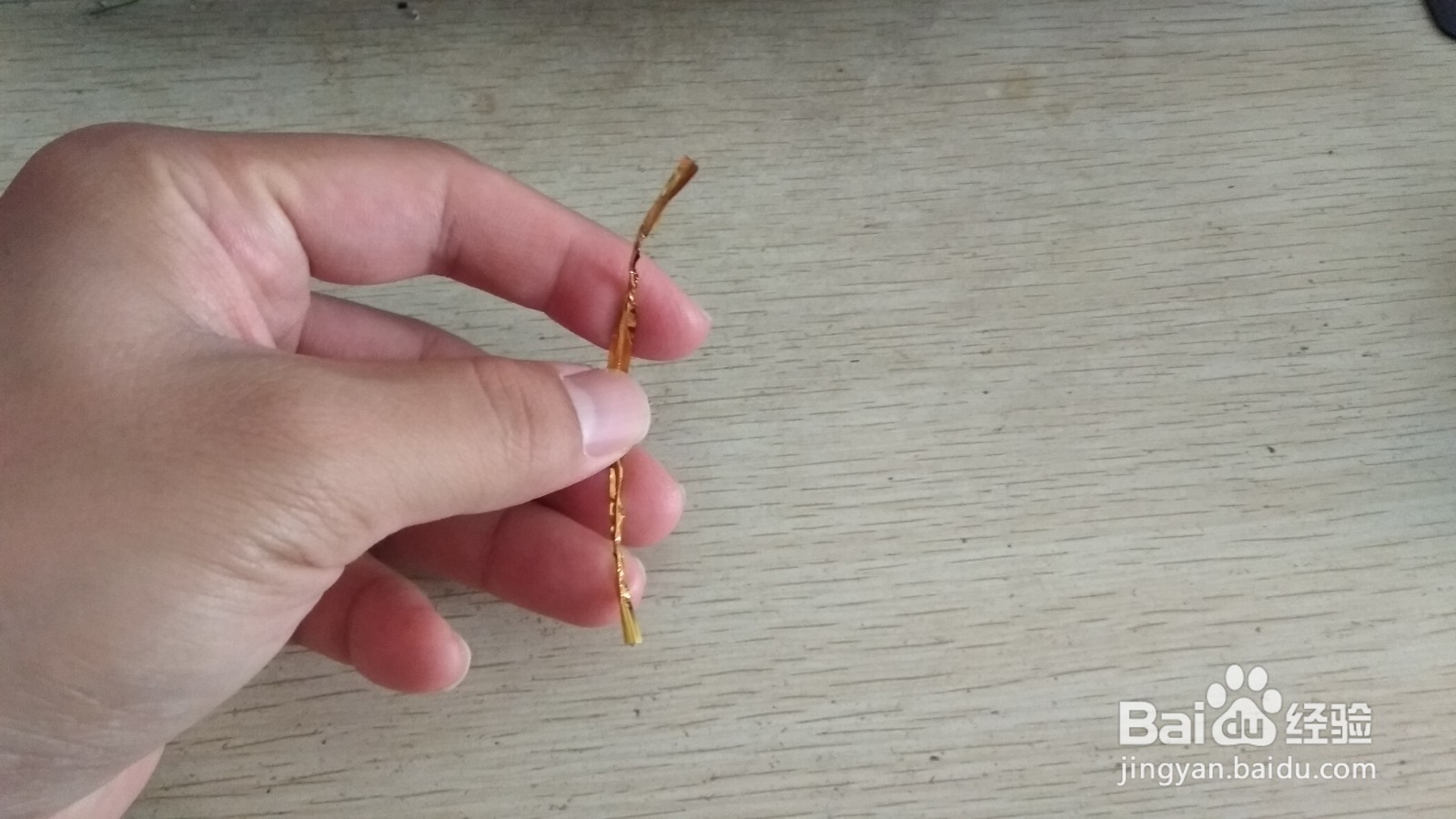 如何用一个面包袋绑绳做简易的手机的支架