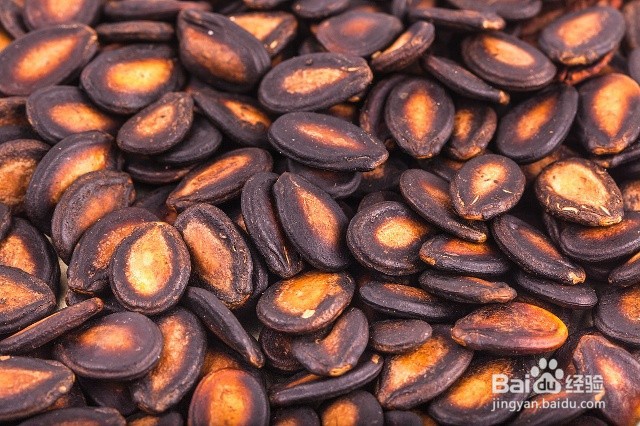 我们平时吃的西瓜子是怎么弄出来的?