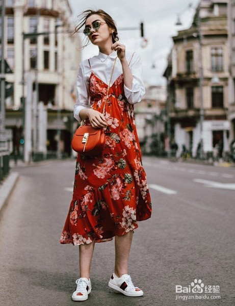 热度不减引力强大，性感吊带时髦开挂