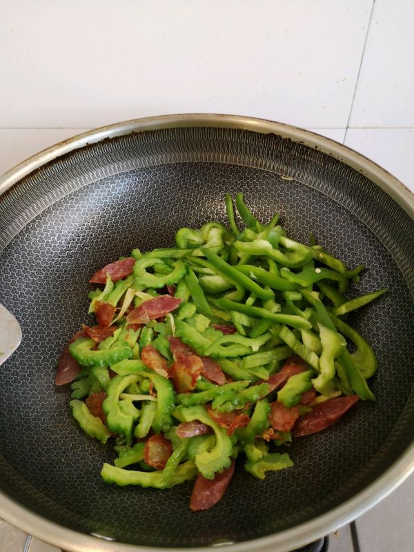 腊肠炒苦瓜青椒
