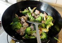 西兰花炒鸡的做法