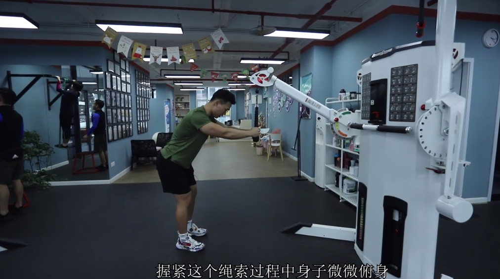 如何使用龙门架锻炼肱三头肌?