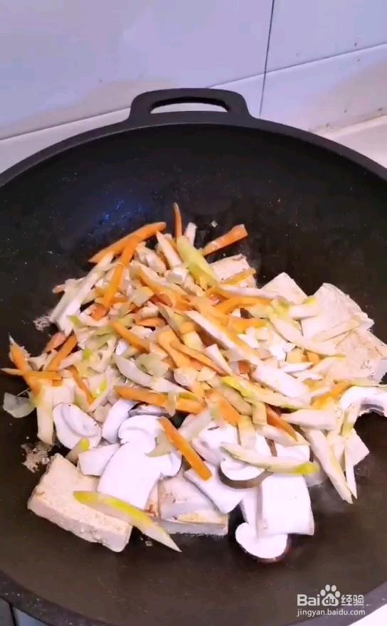 教你做有胃口的松茸春笋煲豆腐
