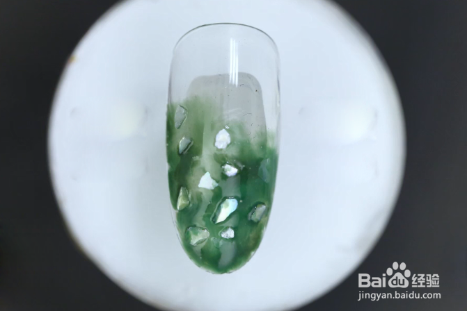 怎样做绿色晕染贝壳美甲？