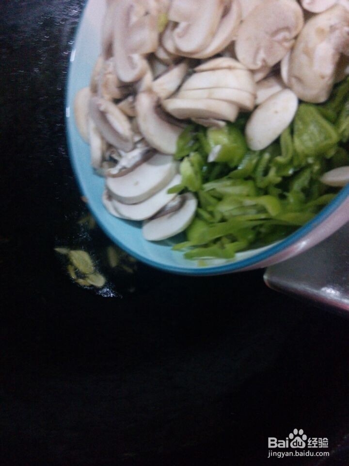 青椒配口菇，炒出来的清香