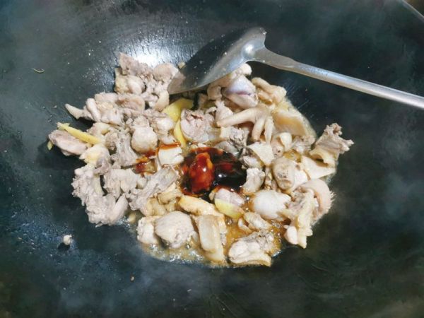 土鸡盖浇意大利面