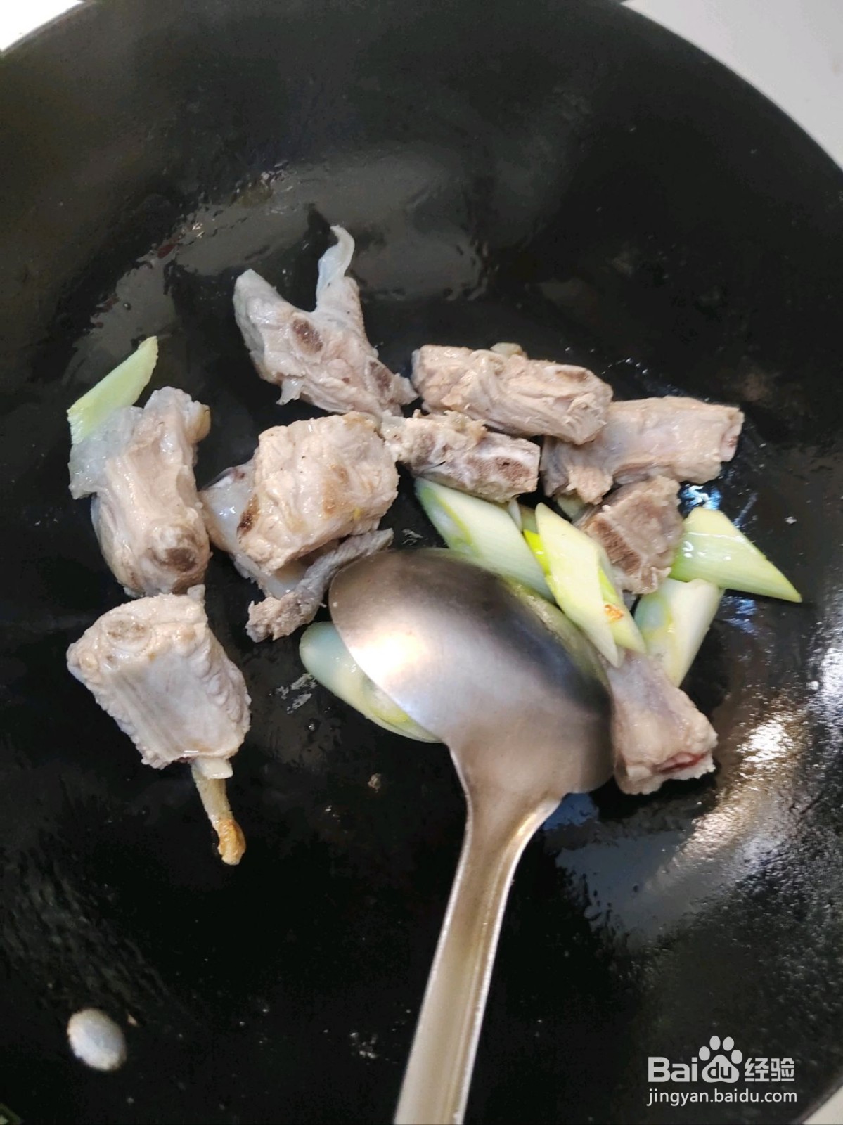 山药萝卜玉米排骨汤的做法