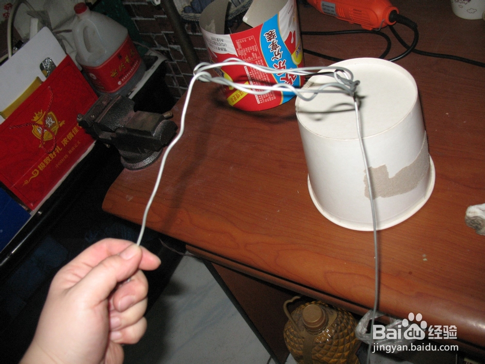 怎样废旧利用糖果桶制作地灯罩子