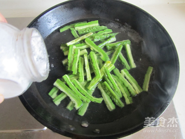 苦瓜炒白玉菇