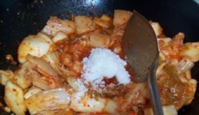 辣白菜炒五花肉怎么做