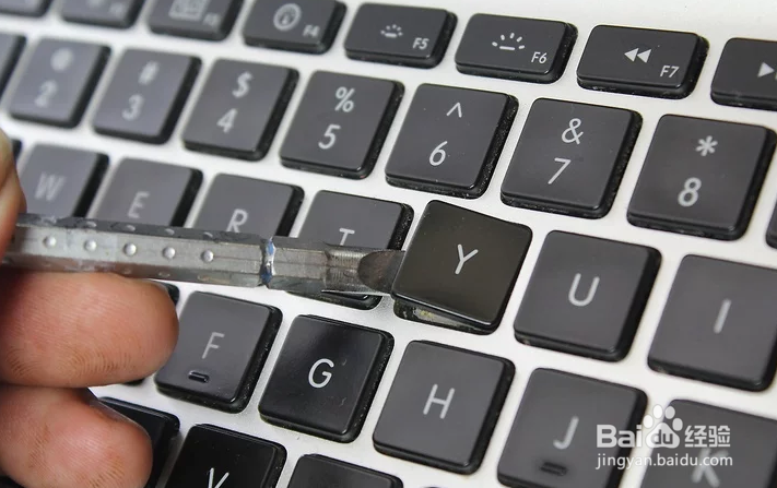 如何通过拆除键盘的按键来清洁键盘