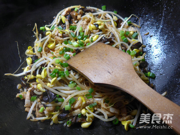 黑木耳五花肉炒黄豆芽