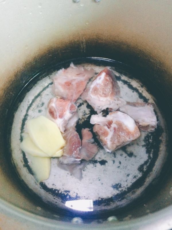 彩蔬玉米猪骨汤