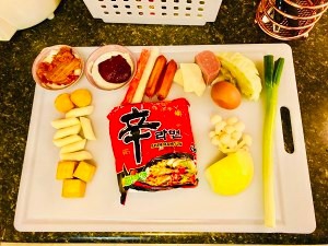 教你制作美味的辣年糕火锅