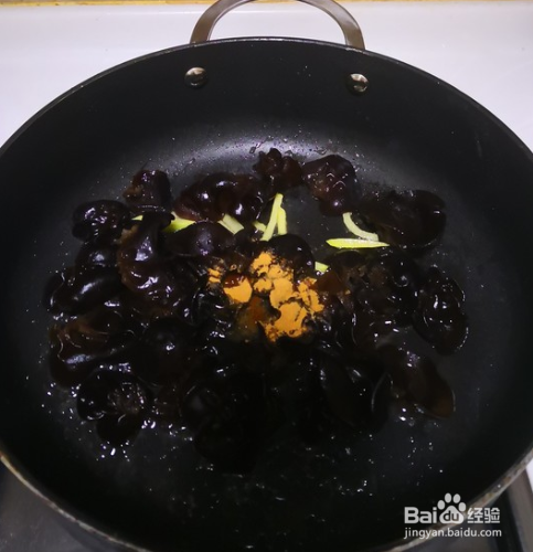 木耳炒蒜苗的做法