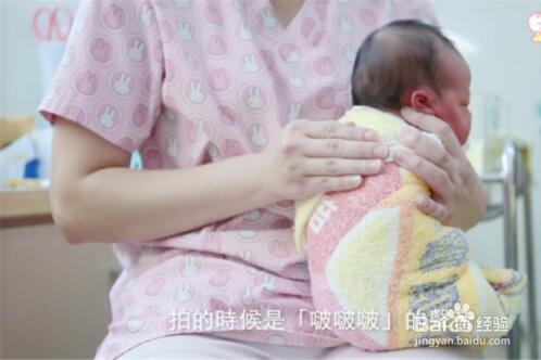 新生儿吃完奶拍嗝技巧