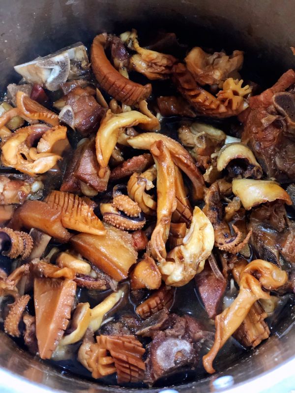 鲜墨鱼烧排骨和墨鱼干烧肉