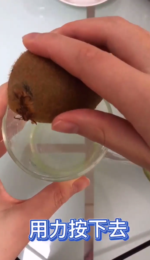 怎样快速剥猕猴桃