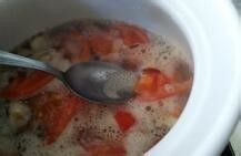 怎么制作一道美味的西红柿秋刀鱼汤 ？