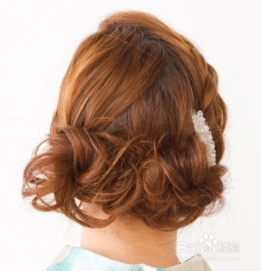 如何打造温婉动人的夏日低发髻发型