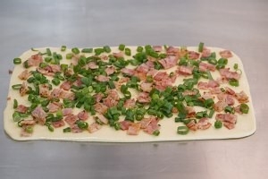 疫情期间适合做的奶香培根葱花馒头。