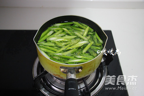 芦笋虾球的做法