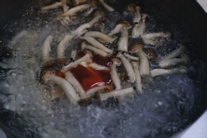 菌菇虾仁豆腐汤的做法