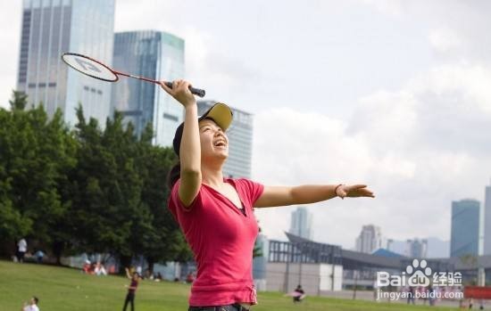 怎样和高个子打羽毛球