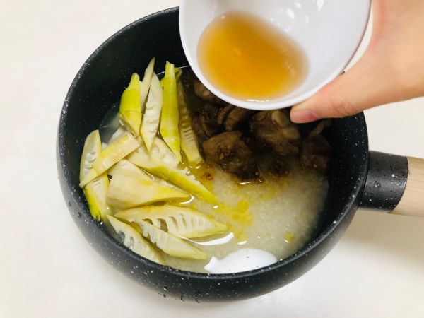 蚕豆排骨笋焖饭