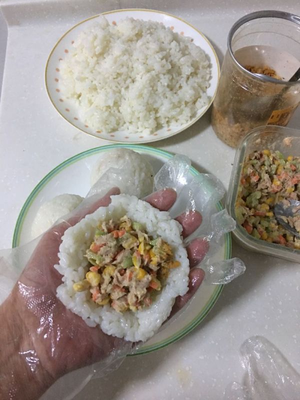 金枪鱼肉松饭团