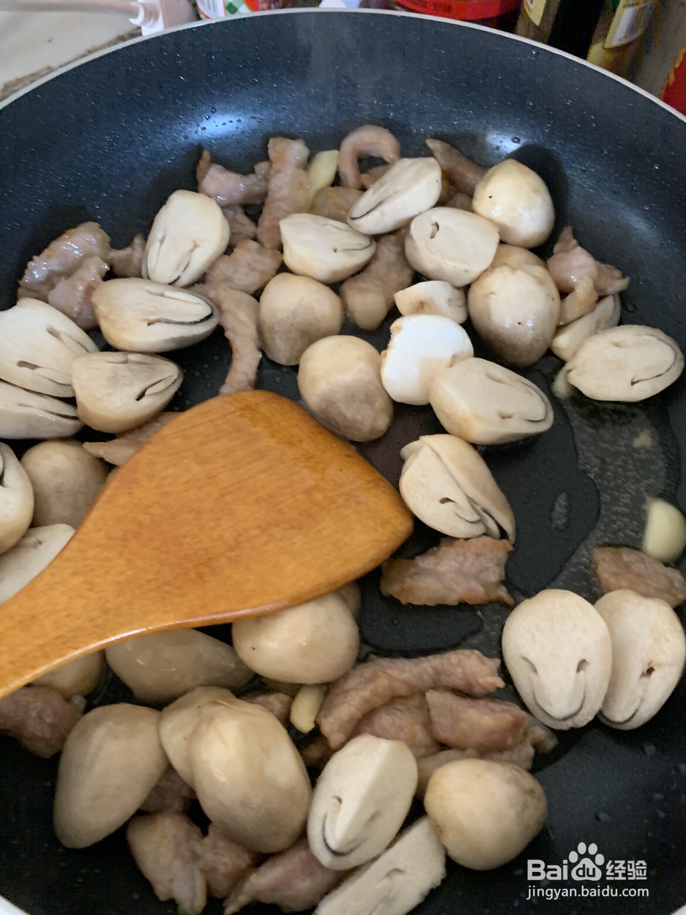 大厨教程之-草菇蚝油炒猪颈肉!