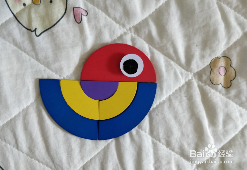 用形状积木怎么拼一只站着拍翅的小鸟？