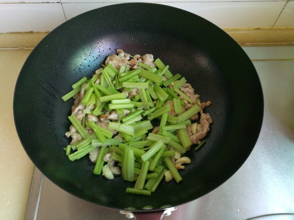 芹菜炒肉的做法是什么