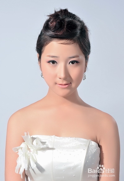 化妆造型之时尚奢华新娘发型设计