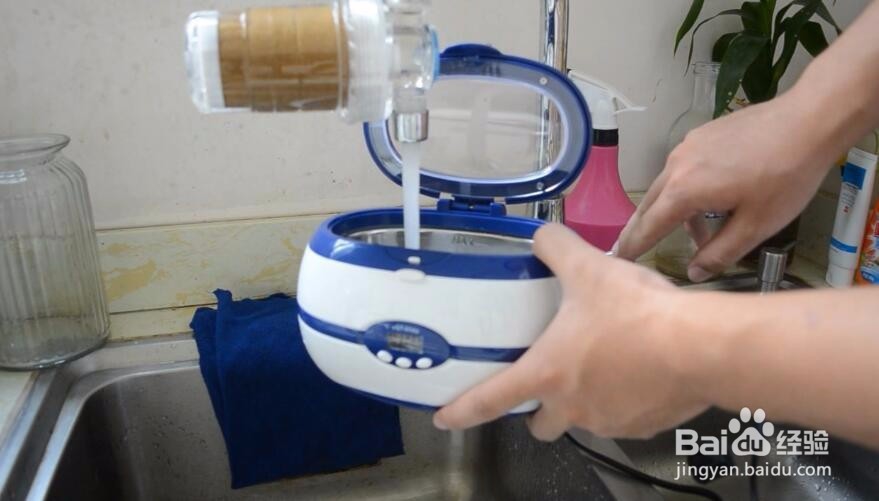 如何清洗电动剃须刀？