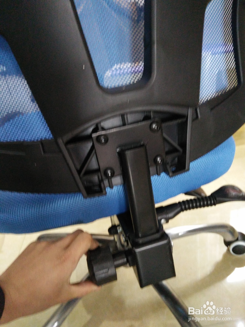 如何安装便携式电脑椅子