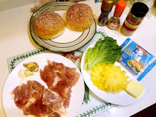 黑椒鸡腿肉芝士菠萝堡