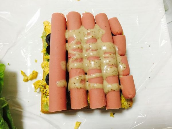 牛油果鸡蛋火腿三明治