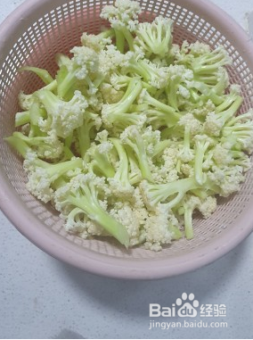 怎样制作干煸菜花这道美食？