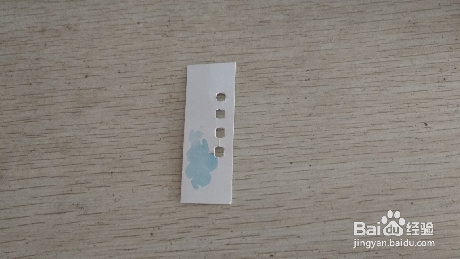 如何用带孔硬卡纸和中性笔芯做简易的中性笔支架